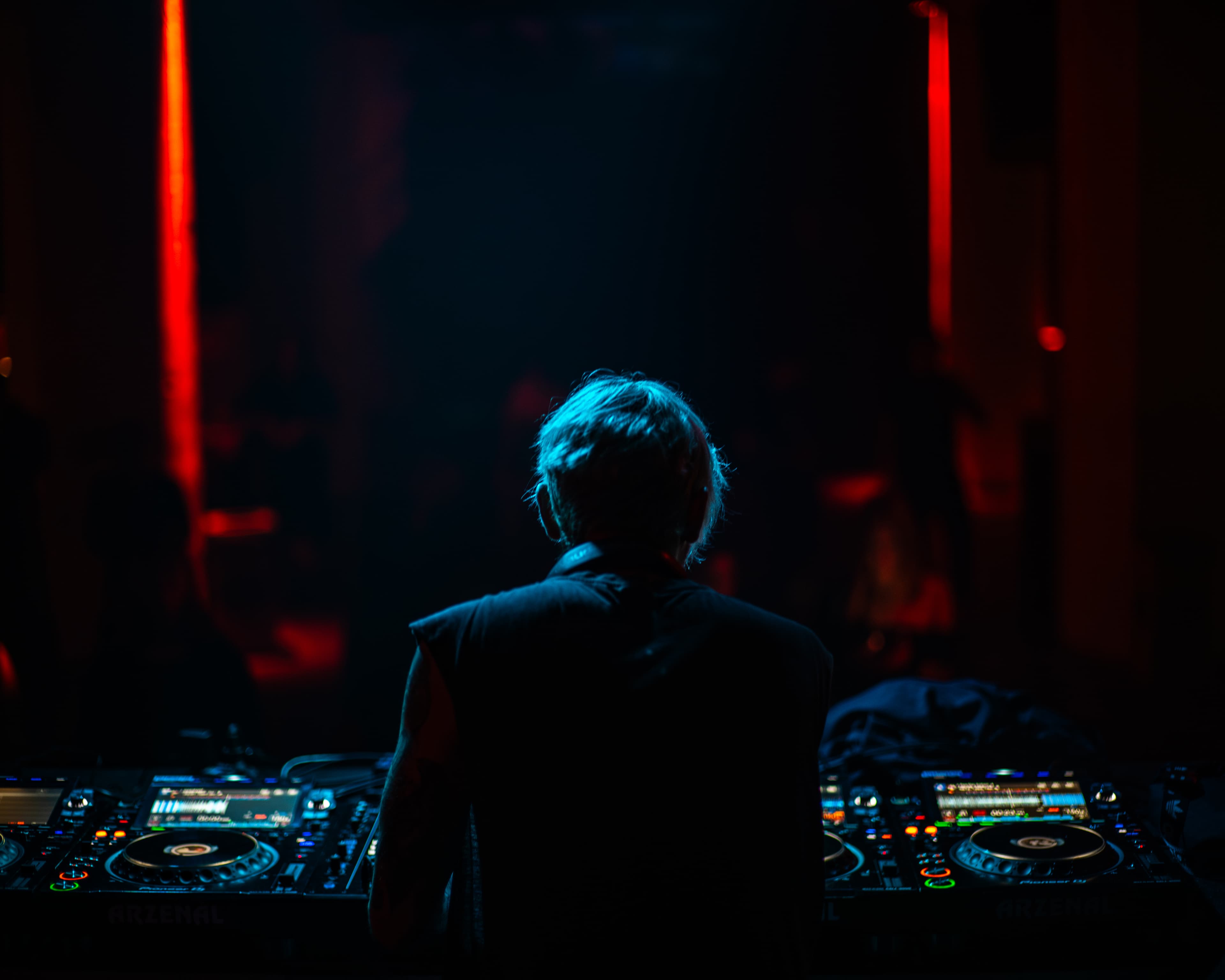 Photo of Toldyuuso playing at an Unravel Invites event.